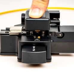 FC-600 - One Step Fiber Optic Cleaver with Auto-Rotating Blade