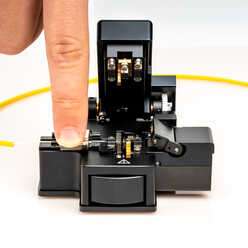 FC-600 - One Step Fiber Optic Cleaver with Auto-Rotating Blade