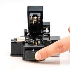 FC-600 - One Step Fiber Optic Cleaver with Auto-Rotating Blade